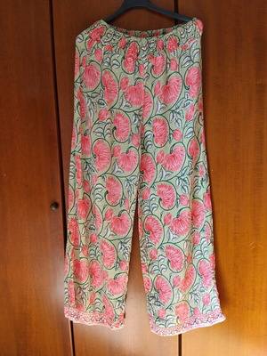 Floral palazzo pants like new, size L, elastic waist, pink and green