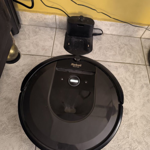 iRobot Roomba i7 robot vacuum like new