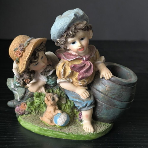 German figure of beautiful children, like new, polyrisin 14/14