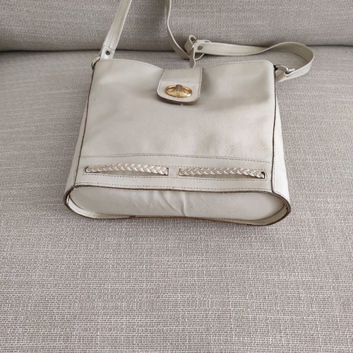Leather bag used 17x23 cm with zipper and clasp