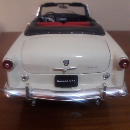 Ford 1953 Crestliner Sunliner 1/18 model car