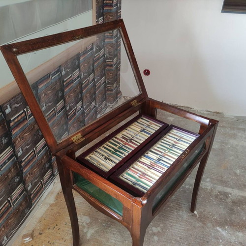 Display table with collectible pens like new, mahogany wood