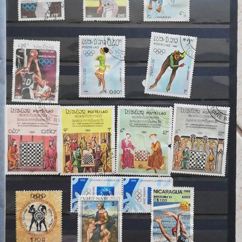 Stamp collection album like new with 13 full pages from various countries