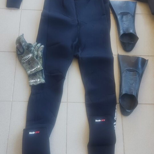 Diving suit used with gloves and fins
