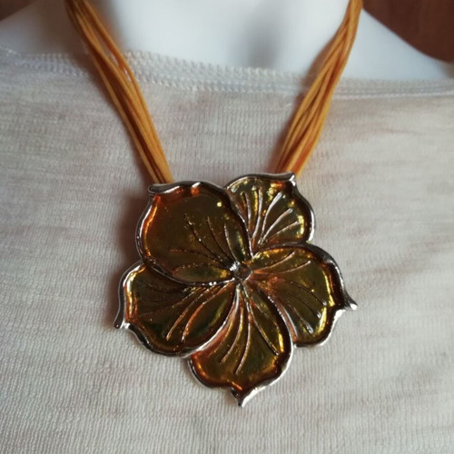 Steel flower necklace yellow to gold, new with 9 cords