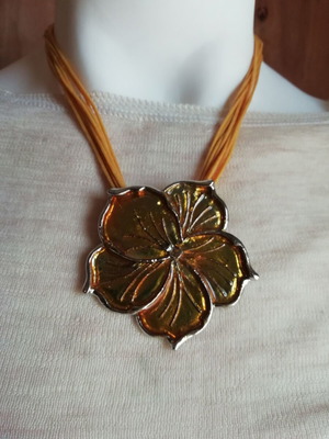 Steel flower necklace yellow to gold, new with 9 cords
