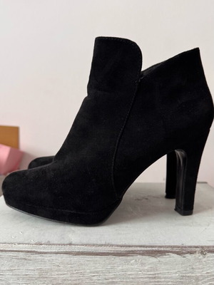 Suede ankle boots size 37 used with 9.5cm heel and zipper
