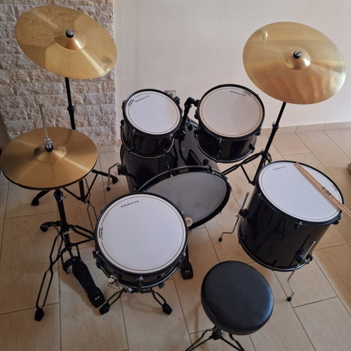 Granite Rock Beat Black Drum Set like new with cymbals and accessories