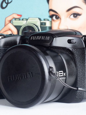Fujifilm FinePix S2950 Bridge camera used with 8GB SD card