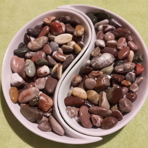 Handmade Varnished Sea Stones pack of 150, like new