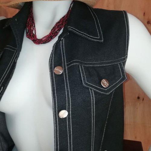 Boho style bronze necklace with small resin beads in burgundy and black