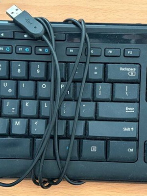 Πληκτρολόγιο Microsoft και ποντίκι Logitech σαν καινούργια με USB καλώδιο