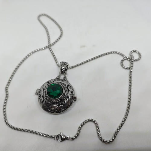 Locket pendant with green crystal vintage like new