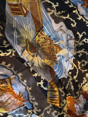 Scarf with Italian pattern like new, black multicolor
