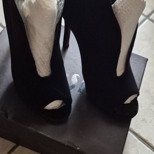 Fred Perry Dec-990 black pumps like new, size 38