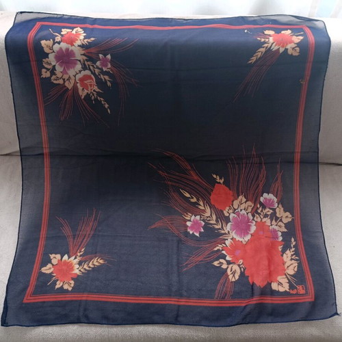 Headscarf used, size 85/80 cm