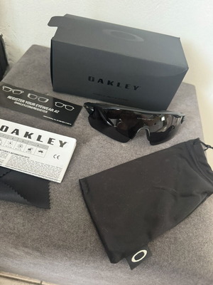 Oakley sunglasses like new, black