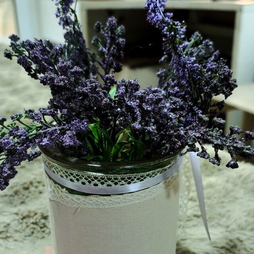 Glass vase with lavender flowers like new