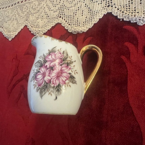Vintage milk jug like new with beautiful design