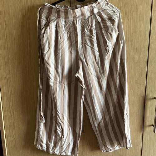 Pink Woman women's capri pants like new, white and beige, size S
