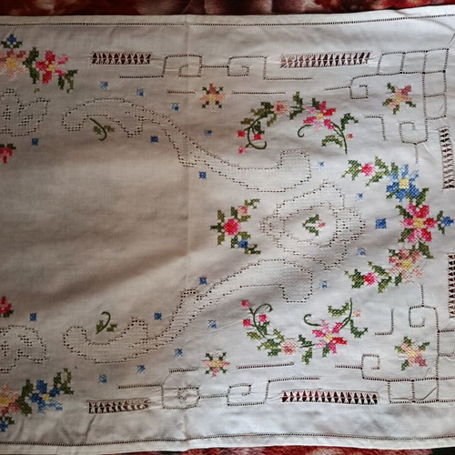 Vintage embroidered set of 6 white linen table runners