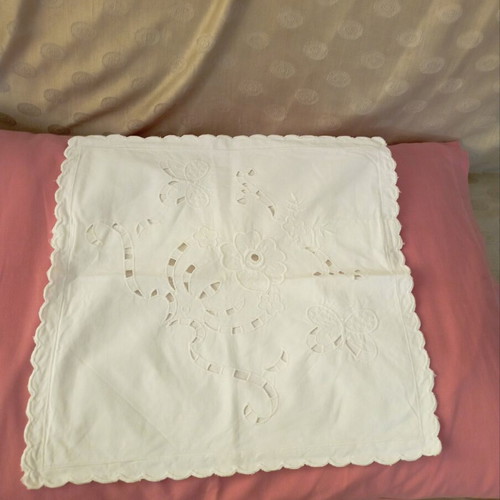 White pillowcase like new, size 35x35