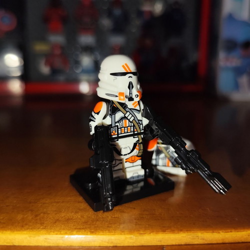 Airborne Clone Trooper Star Wars figure with base and blasters