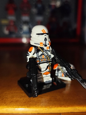 Φιγούρα Airborne Clone Trooper Star Wars με βάση και blasters