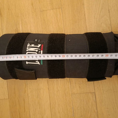 Leone shin guards like new, size Medium