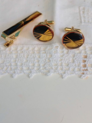 Cufflinks and tie pin set like new, gold and black color