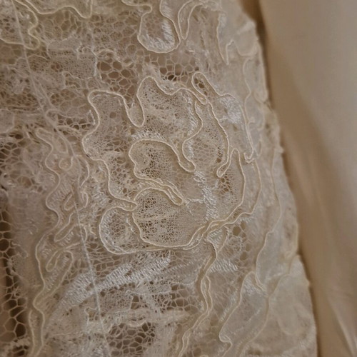 Wedding dress vintage handmade like new with Chantilly lace, silk fabric