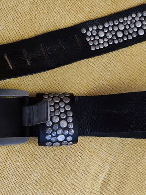 Δερμάτινη ζώνη σαν καινούργιο, μαύρη με μεταλλικά τρουκς, μέγεθος 110