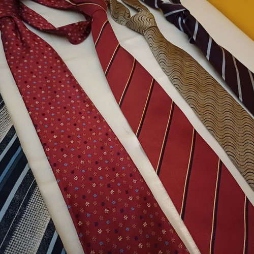 Men's ties set of 7 like new, classic and modern designs