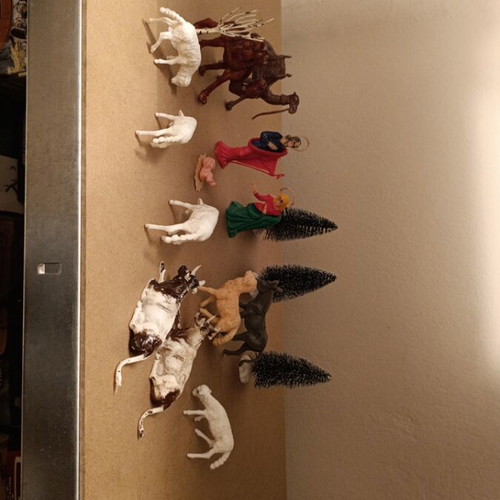 Nativity scene with 17 figures used