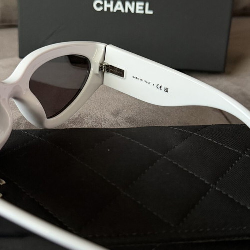Chanel sunglasses new, black and white
