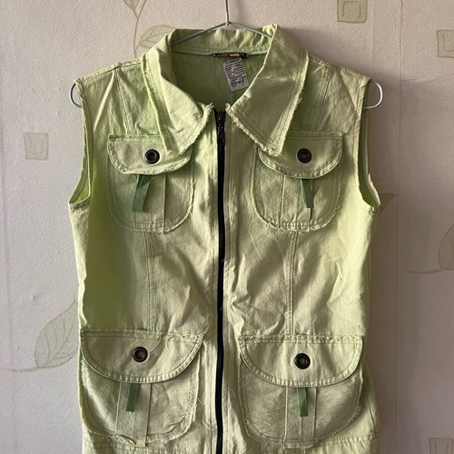 A-Style green vest size S, new, thin fabric with pockets