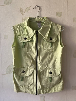A-Style green vest size S, new, thin fabric with pockets