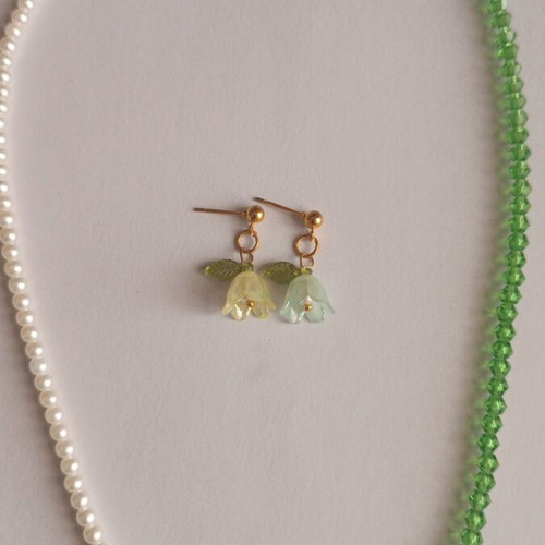 Jewelry set new with white and light green beads necklace and earrings