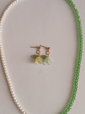 Jewelry set new with white and light green beads necklace and earrings