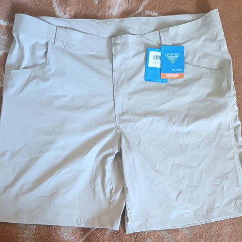 Columbia waterproof bermuda shorts size XL/2XL new beige