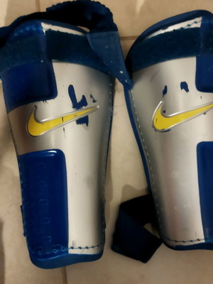 Nike shin guards like new, football