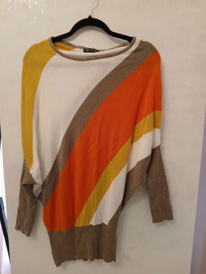 S&S Millenium Colorblock knit sweater with batwing sleeves, like new