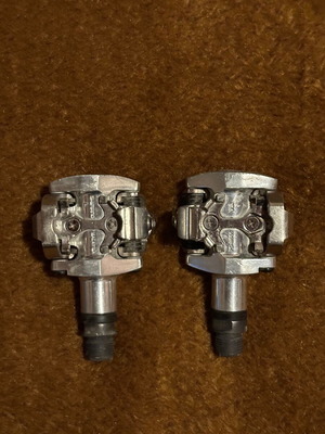 Shimano SPD pedals used, suitable for beginners