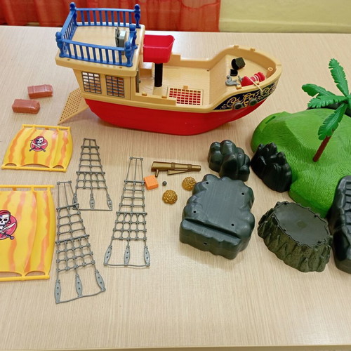 Pirate ship used with buildable island and cargo hold