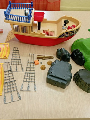 Pirate ship used with buildable island and cargo hold
