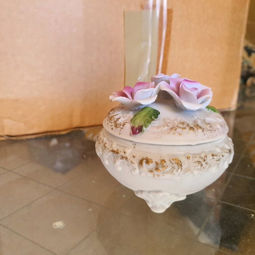 Porcelain box like new with decorative flowers