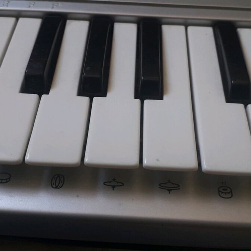 Casio keyboard with 29 keys like new