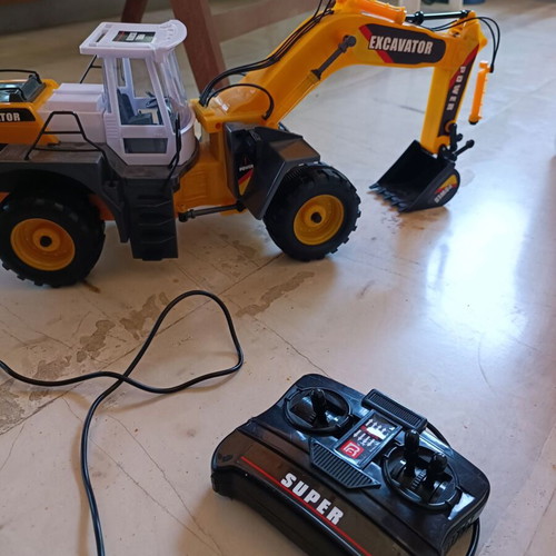 Remote control crane used with movement and lifting functions