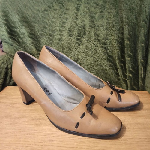 Leather beige brown pumps size 37 used with solid heel