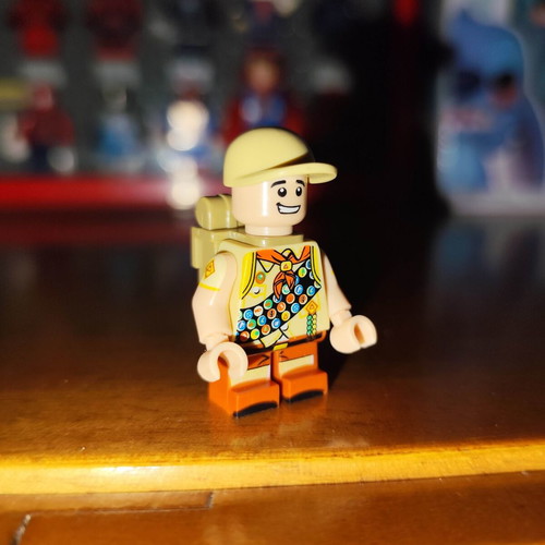 Φιγούρα Russell από το Disney's Up σαν καινούργιο, με μπεζ καπέλο και τσάντα